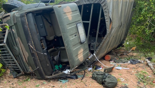 Caminhão despenca em ribanceira e militar do 4º BIS morre em acidente no distrito de Jaci-Paraná, em Rondônia